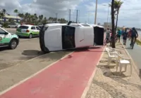 Carro se choca com caminhonete em grave acidente na orla de Salvador