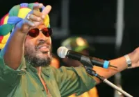 Casa do cantor Edson Gomes é invadida na Bahia