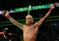 Charles Oliveira se machuca e está fora da disputa de cinturão no UFC