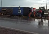 Cinco pessoas morrem após ônibus fugir de blitz e tombar no DF