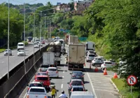 Colisão entre três carretas deixa trânsito travado na BR - 324