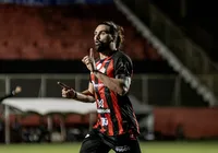 Com Gamalho decisivo, Vitória vence o Avaí e volta para a liderança