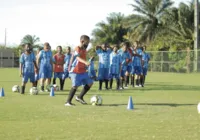 Crianças têm aulas de futebol em CT usado na Copa do Mundo de 2014