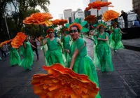 Desfile do Dia dos Mortos reúne milhares de pessoas no México