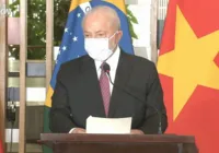 Devido cirurgia, Lula aparece com máscara em reunião no Itamaraty