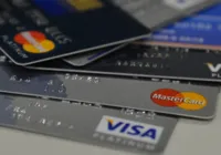 Divisão familiar de cartões pode levar a endividamento