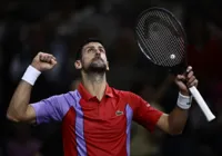 Djokovic sofre, mas vence e vai às quartas do Masters 1000 de Paris