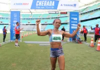 Emoção marca a chegada da campeã dos 42km individual feminino