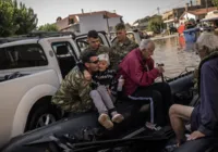 Enchentes na Grécia deixam 10 mortos e operação de resgate continua