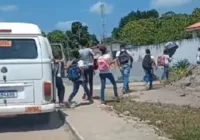 Estudantes são transportados em porta-malas de veículo em Santo Amaro