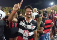 Ex-jogador do Vitória, Pedro Ken assiste partida na arquibancada
