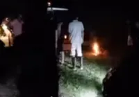 Família usa luz de fogueira para enterrar parente em cidade baiana
