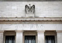 Fed mantém juros estáveis entre 5,25% e 5,50%