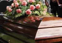 Filho interrompe velório da mãe após notar marcas de violência