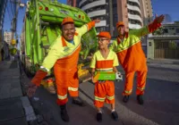 Garis fazem surpresa para garoto em escola de Maceió; vídeo