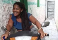 Homem desce de carro, caminha, e executada garota em frente de escola