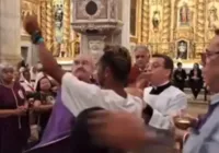 Homem quebra hóstia e causa confusão em missa de 7º dia de Dom Geraldo