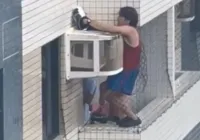 Homem se pendura em varanda de prédio para salvar gata na Bahia