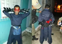 Homem vestido de Batman tenta matar morador e acaba preso