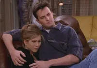 Jennifer Aniston e David Schwimmer homenageiam Matthew Perry: "te amo"