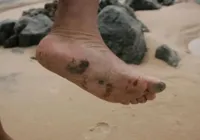 Manchas de óleo aparecem em praia de Valença