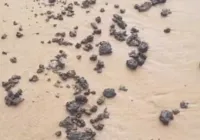 Manchas de óleo são encontradas em praias de Salvador neste domingo