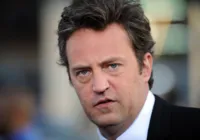 Matthew Perry é enterrado em cemitério próximo ao estúdio de 'Friends'