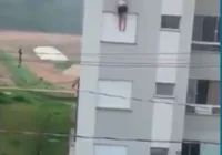 Menina coloca fogo em sofá, provoca incêndio e avós pulam de prédio