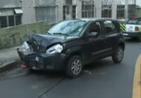 Motorista foge após bater carro em poste no Matatu de Brotas