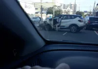 Motorista perde controle e bate em poste no Rio Vermelho