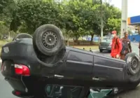 Motorista perde controle e capota carro na descida do Horto Florestal