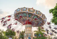 Mulher é arremessada no ar após brinquedo quebrar em parque