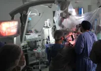 Mulher lê e faz cálculos enquanto passa por cirurgia na Bahia