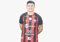 Novo lateral-esquerdo se apresenta e assiste a treino na Toca do Leão