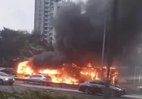 Ônibus com passageiros do festival The Town pega fogo em SP