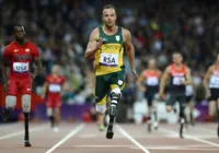 Oscar Pistorius ganha liberdade 10 anos após assassinato de namorada