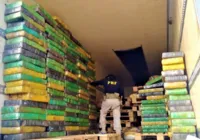 PRF apreende duas toneladas de maconha em fundo falso de caminhão