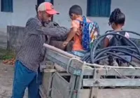 Pai usa carroça para transportar estudantes em Santo Amaro