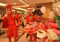 Papai Noel desfila nas ruas antes de decoração do Vitória Boulevard