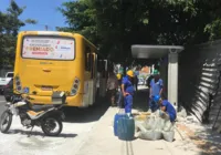 Passageira pisa em buraco de obra ao descer de ônibus em Salvador