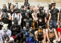 Pessoas que se identificam como cães fazem protesto; veja