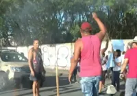 Populares fecham a pista em protesto no bairro de Jardim Cajazeiras