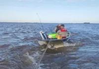 Quatro pessoas são resgatadas em barco à deriva no RS