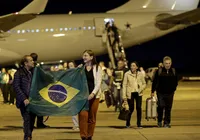 Repatriados manifestam alívio ao pisar em solo brasileiro
