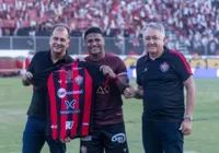 Rodrigo Andrade celebra marca no Vitória: "Feliz com o momento"