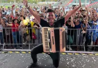 Sanfoneiro agita público no Bon Odori com mistura de anime e forró