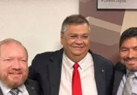 Sem cargo, marido de suplente de Dino despacha em gabinete