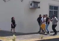 Sob protestos, Ederlan Mariano chega para audiência de custódia; veja