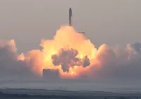 SpaceX lança foguete, mas propulsor explode após separar da Starship