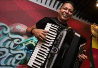 Targino Gondim faz show com músicas de boteco em homenagem ao pai